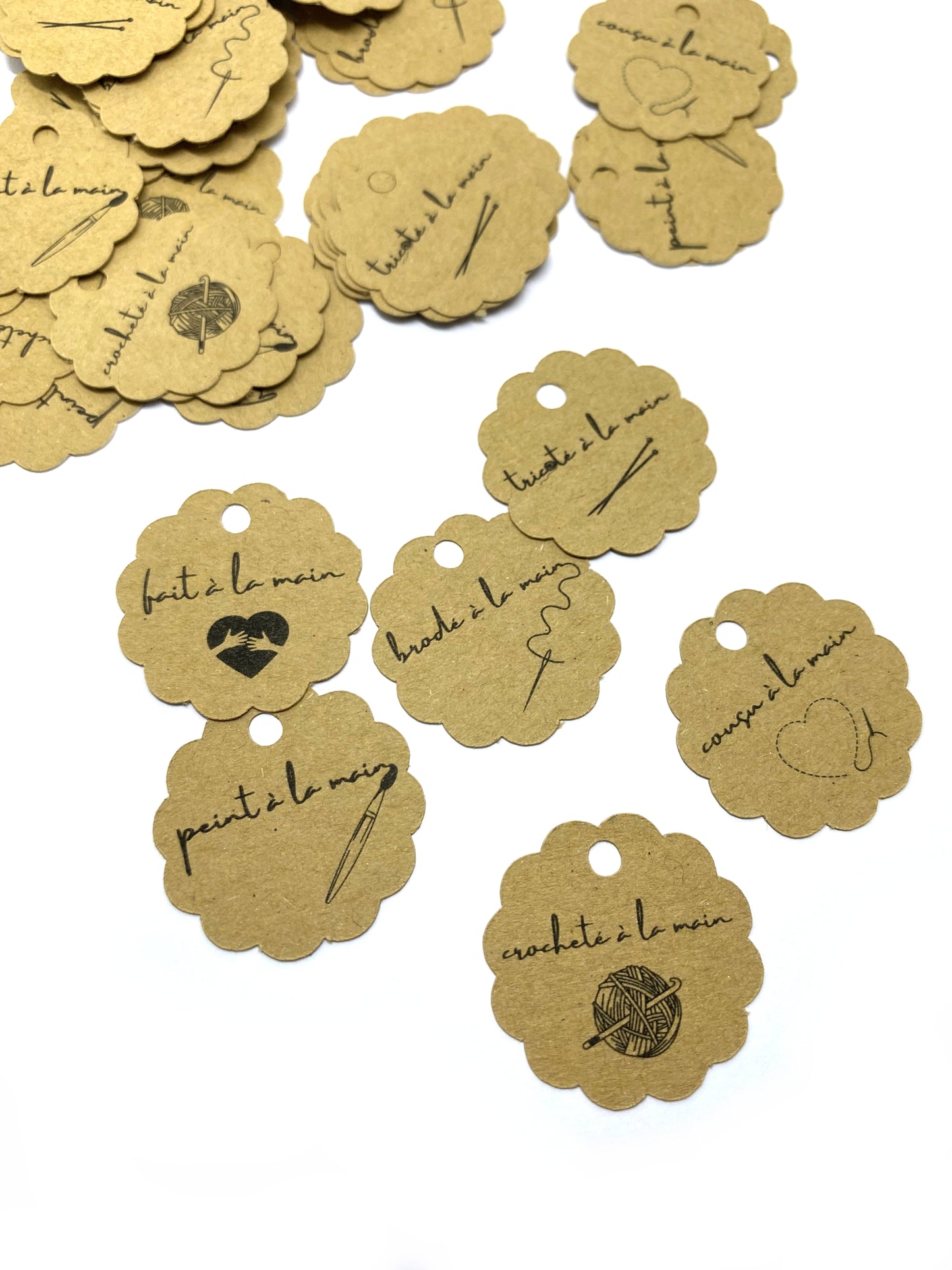 40 étiquettes « fait à la main » « peint à la main » « brodé à la main » « crocheté à la main » « tricoté à la main » « cousu à la main »