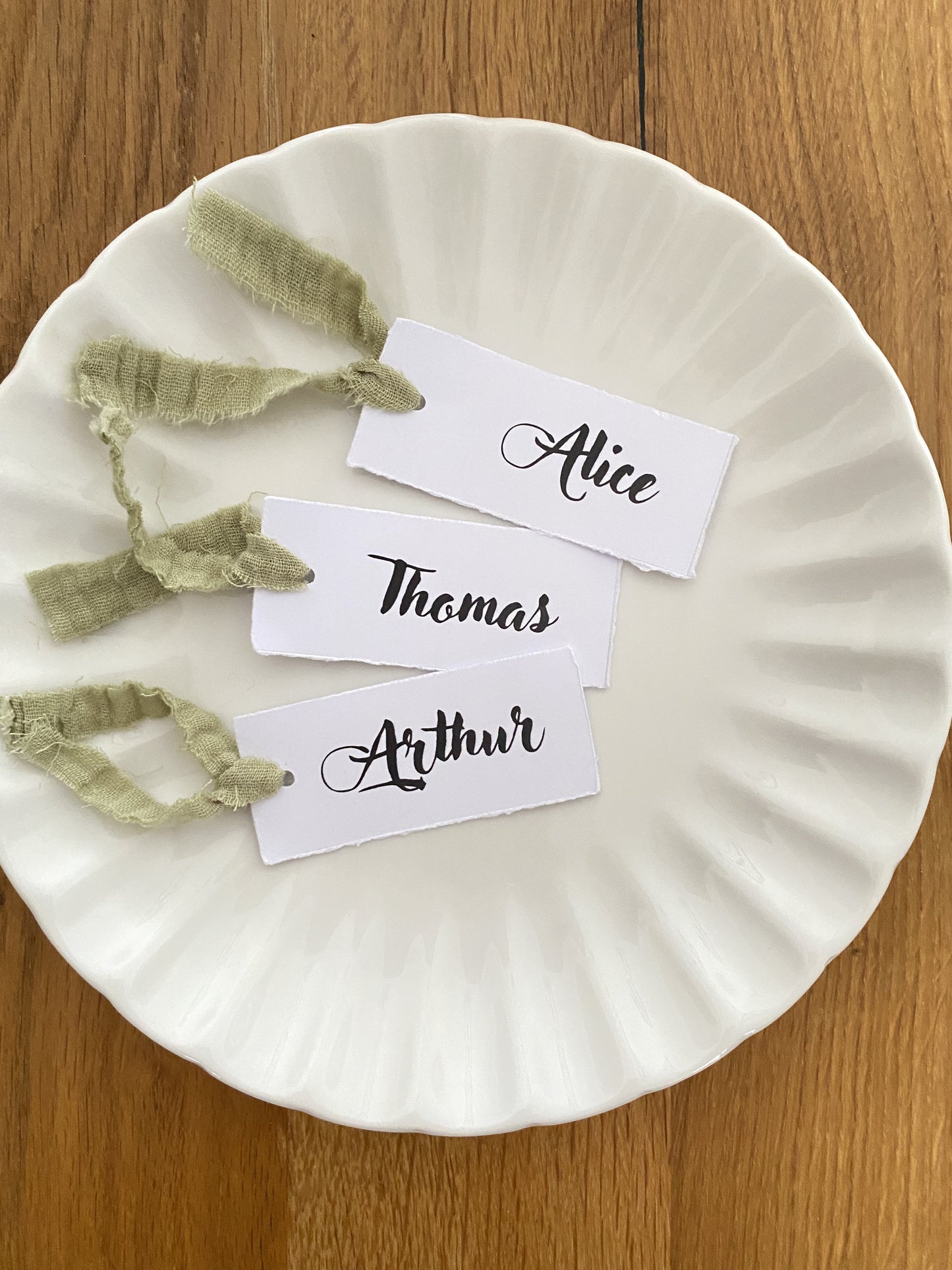 Etiquettes marque places blanches et ruban vert