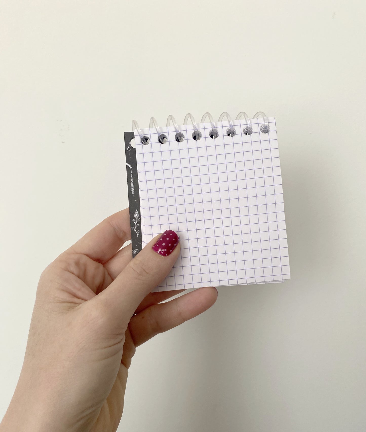 Mini carnet fleuri noir et blanc à spirales