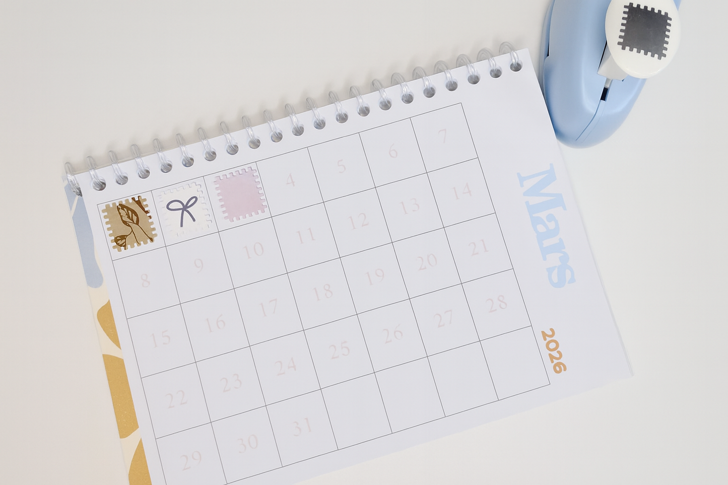 Carnet de timbres à collectionner + perforatrice