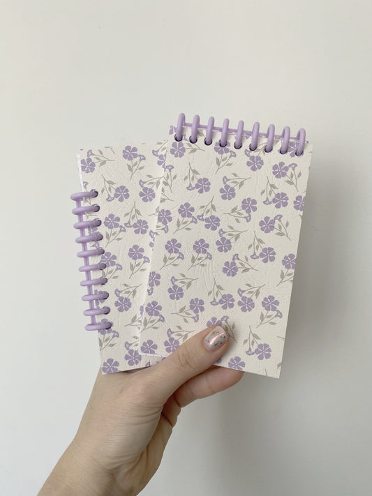 Carnet de notes fleuri violet (petits carreaux)