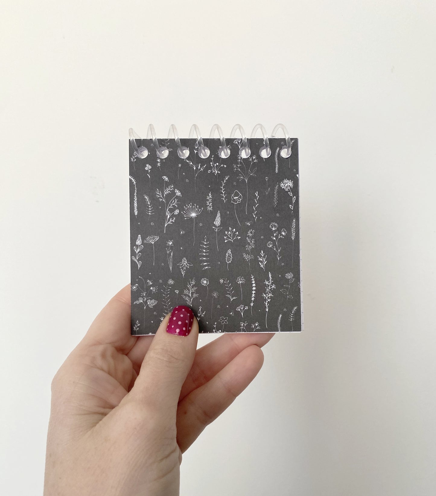 Mini carnet fleuri noir et blanc à spirales