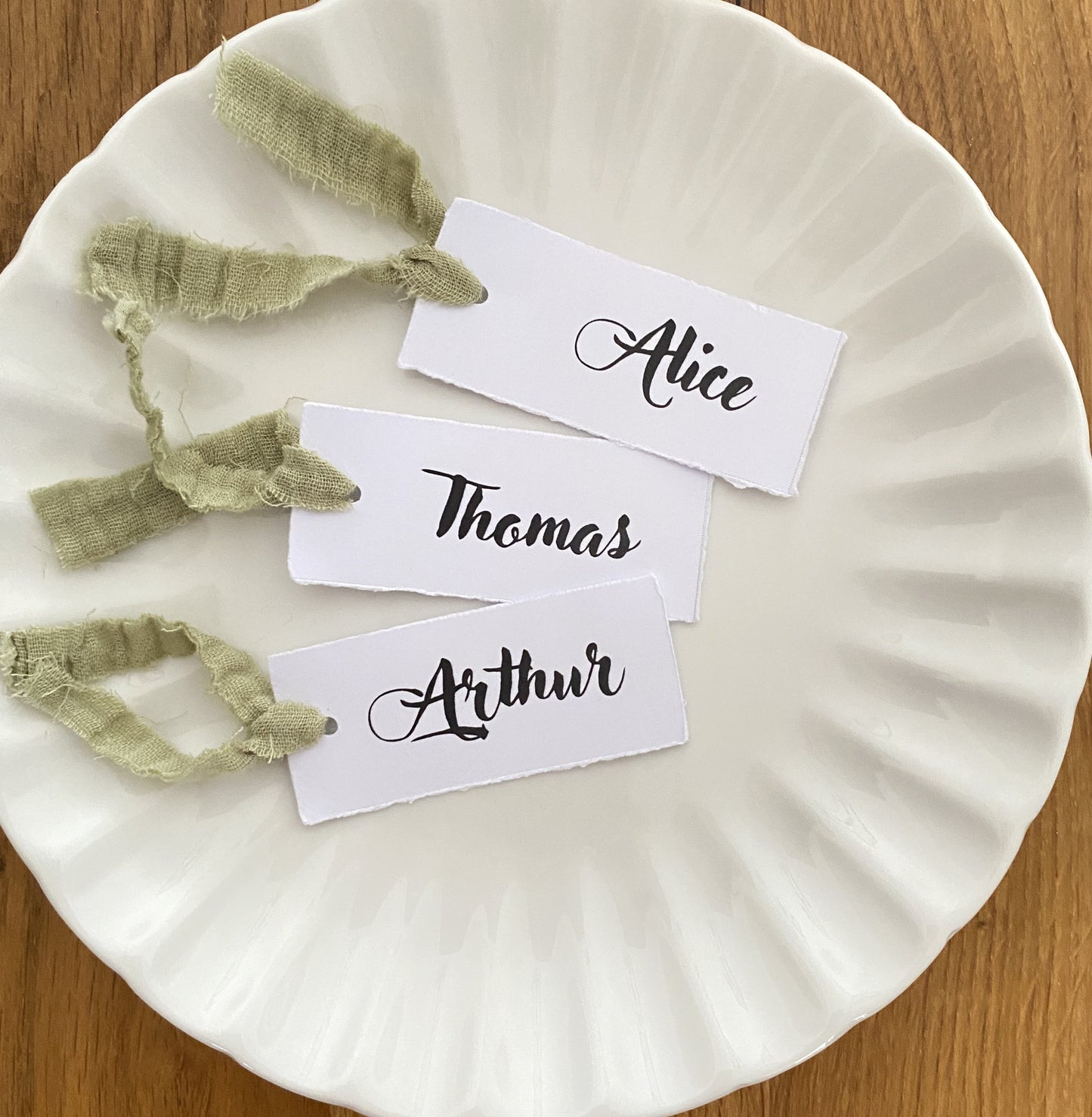 Etiquettes marque places blanches et ruban vert