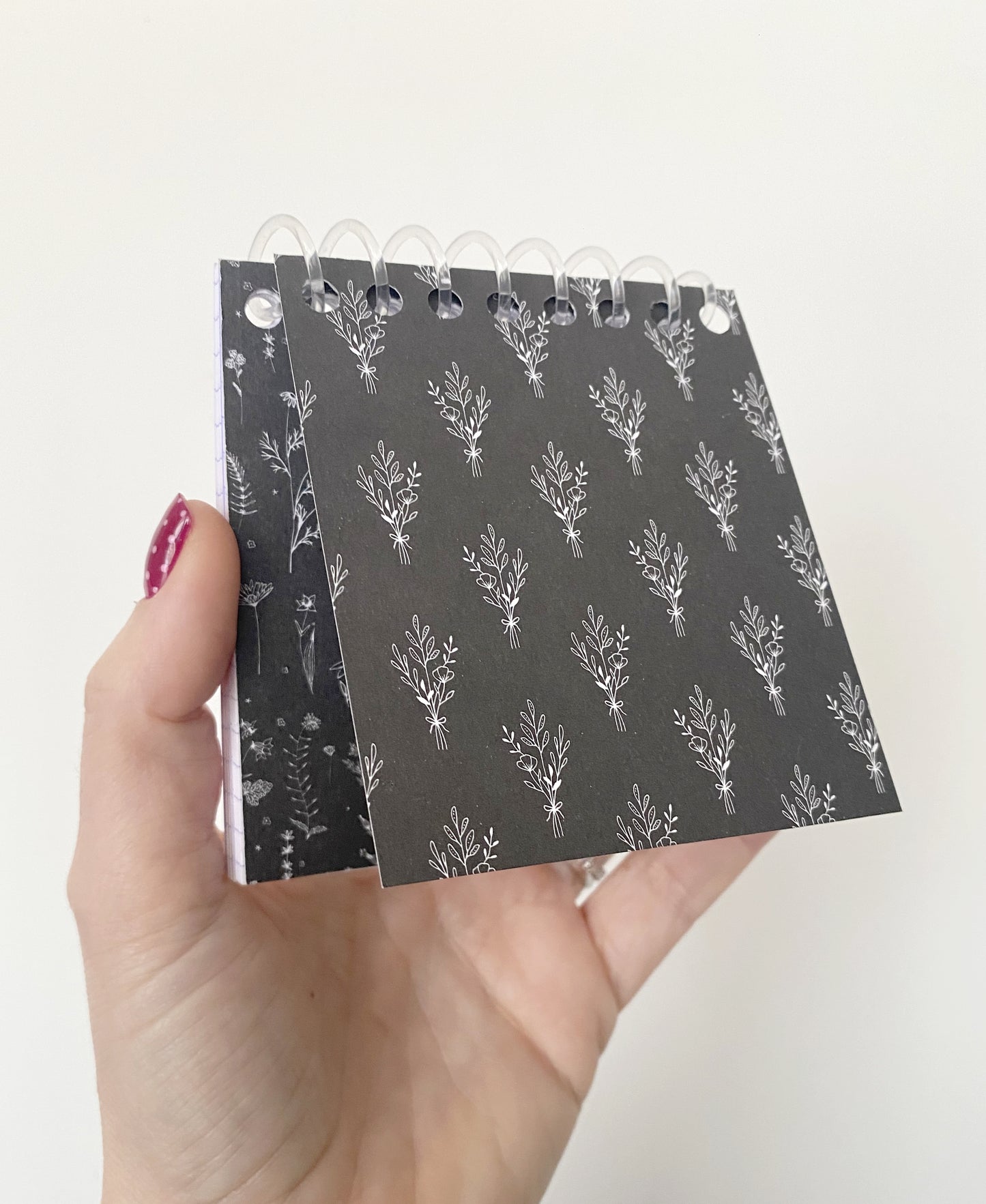 Mini carnet fleuri noir et blanc à spirales