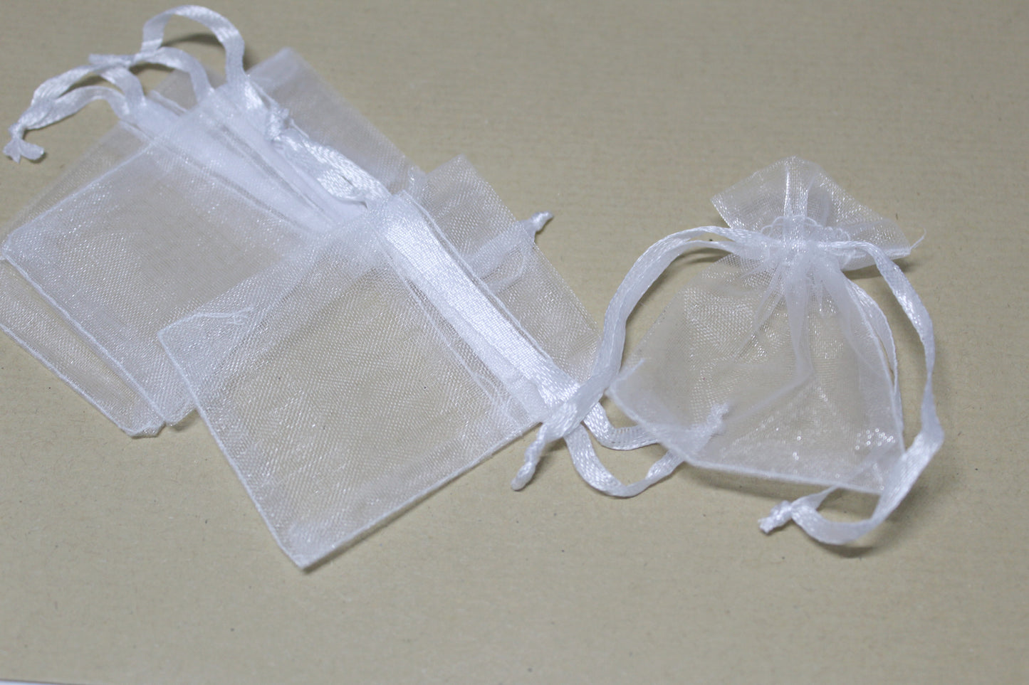 Petits pochons en organza blanc